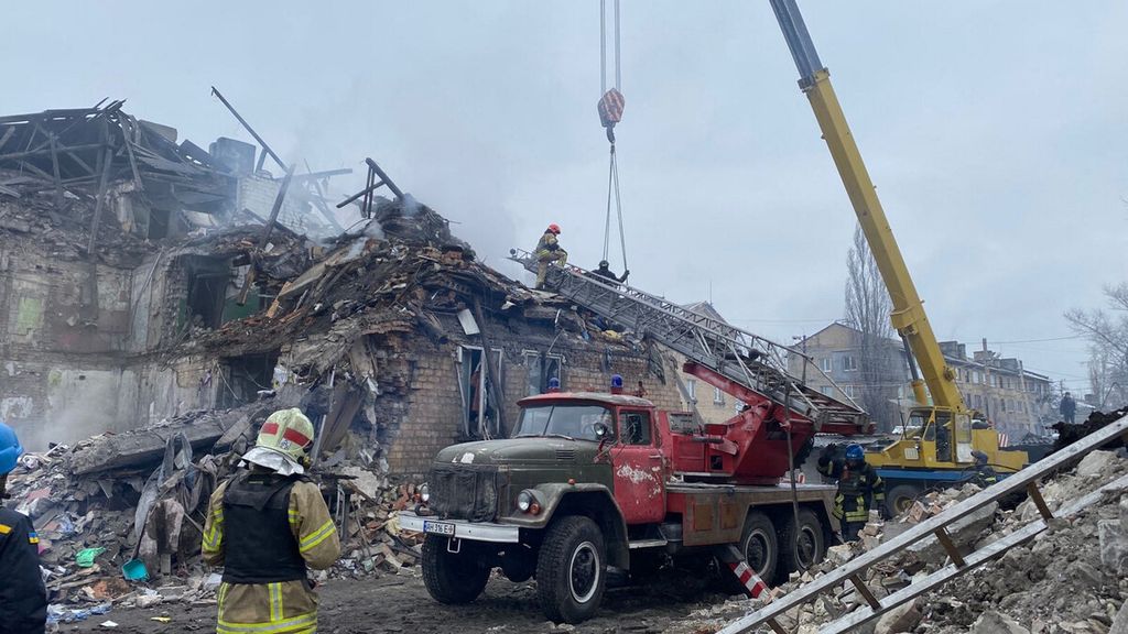 Tim penyelamat bekerja di lokasi bangunan tempat tinggal yang terkena rudal di Novohrodivka, wilayah Donetsk, di tengah invasi Rusia ke Ukraina, Kamis (30/11/2023). 