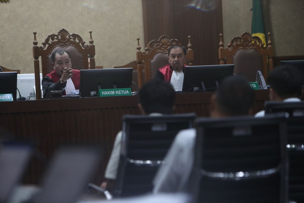 Hakim bertanya kepada saksi dalam sidang lanjutan kasus dugaan korupsi pembangunan menara BTS 4G Bakti Kementerian Komunikasi dan Informatika (Kemenkominfo) di Pengadilan Tindak Pidana Korupsi Jakarta, Kamis (3/8/2023). 