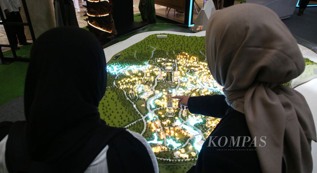 Pengunjung melihat maket kawasan Ibu Kota Nusantara yang dipamerkan dalam Nusantara Fair di Kota Kasablanka Mall, Jakarta, Jumat (26/1/2024).