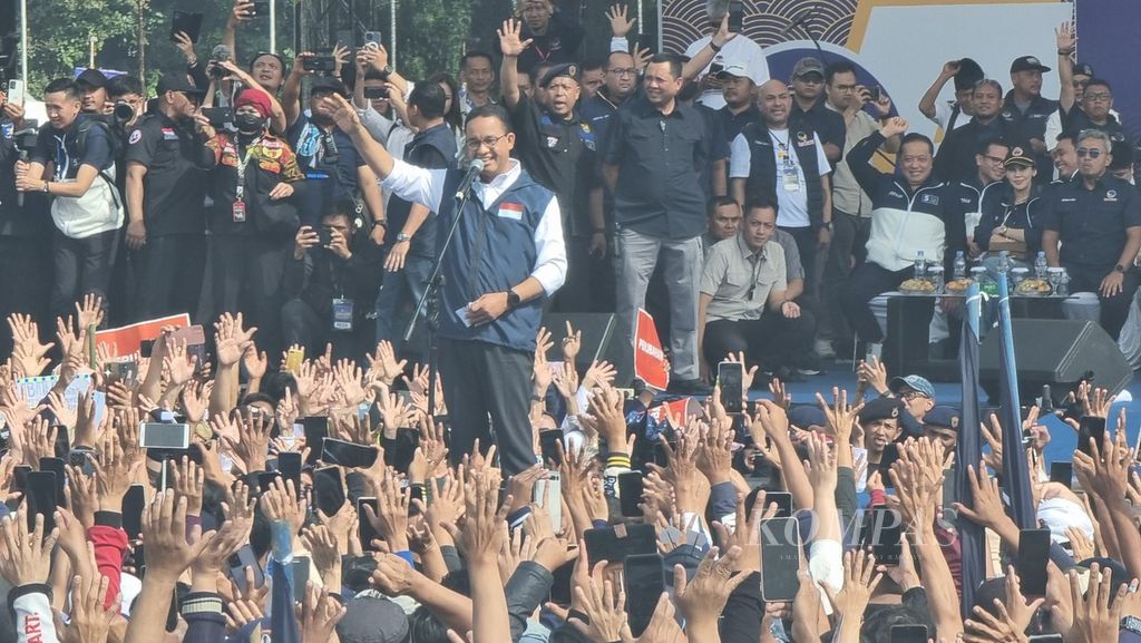 Calon presiden nomor urut 1, Anies Baswedan, menyapa ribuan pendukungnya saat kampanye terbuka di Lapangan Tegalega, Kota Bandung, Jawa Barat, Minggu (28/1/2024).
