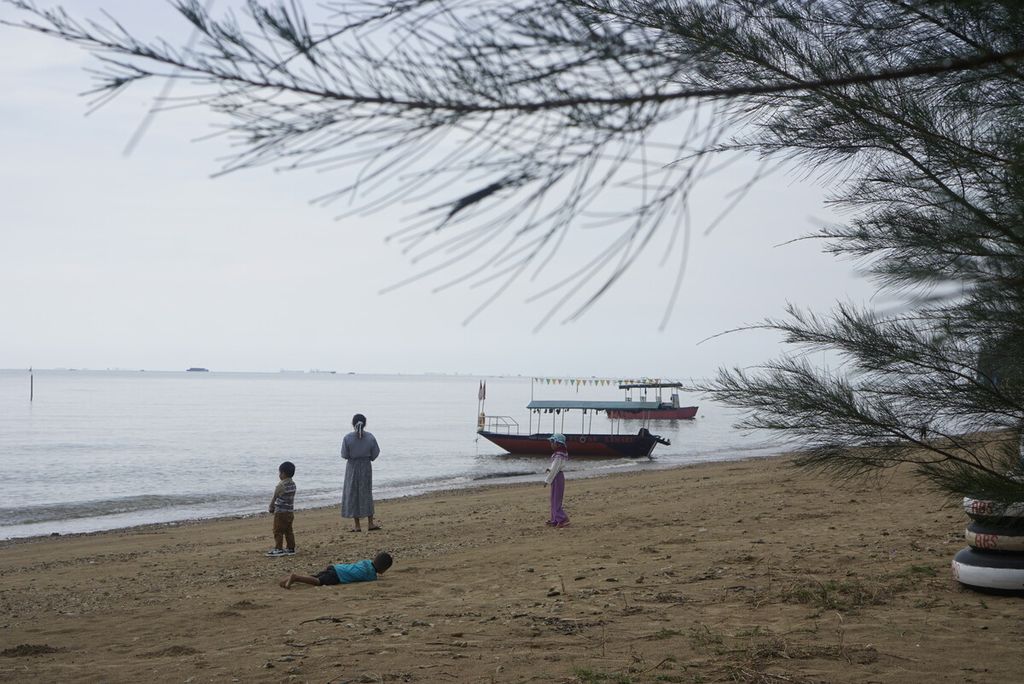 Suasana Pantai Lamaru, Kota Balikpapan, Kalimantan Timur, Minggu (15/1/2023).