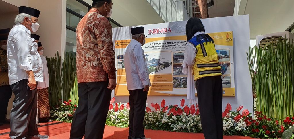 Wakil Presiden Ma'ruf Amin mendengarkan penjelasan mengenai renovasi kawasan cagar budaya Masjid Raya Baiturrahman Semarang dan pembangunan kantor Majelis Ulama Indonesia (MUI) Jawa Tengah, Jumat (23/9/2022). 