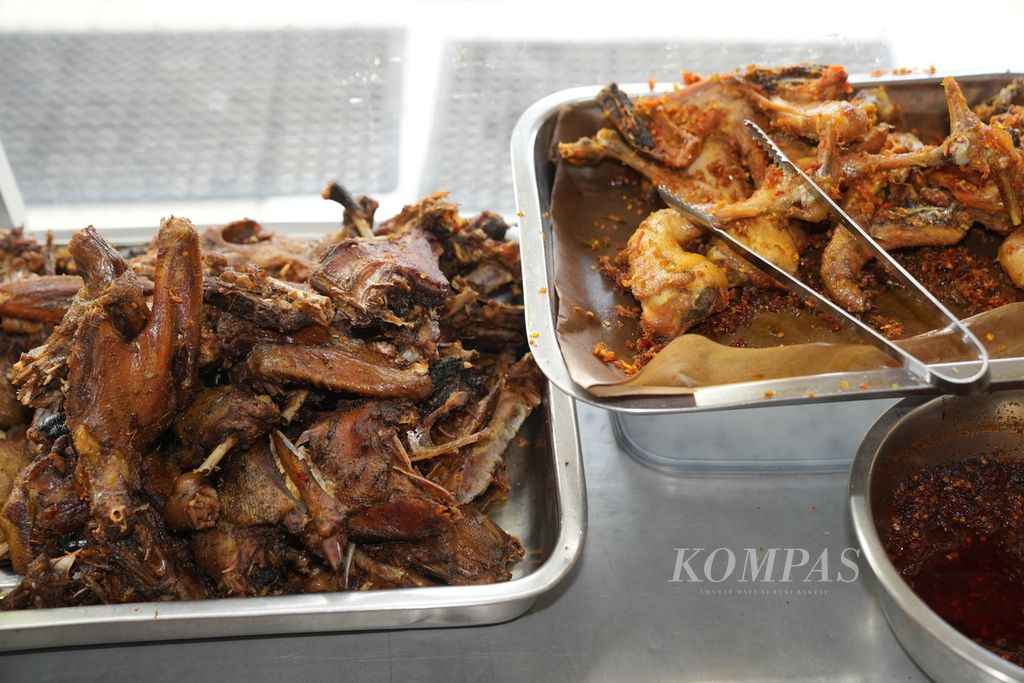 Lauk bebek disiapkan di Warung Nasi Bebek MaIsa 1, Jalan Bekasi Timur, Cipinang, Pulo Gadung, Jakarta Timur, Senin (29/7/2024). 