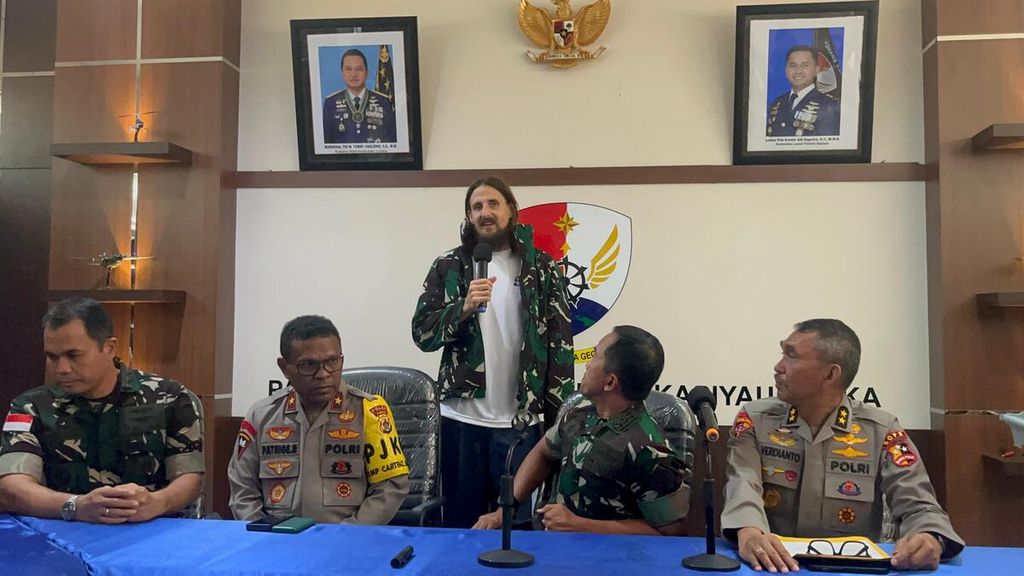 Sesi konferensi pers bebasnya pilot Susi Air, Philip Mehrtens, di Pangkalan Udara Yohanis Kapiyau Mimika, Papua Tengah, Sabtu (21/9/2024).