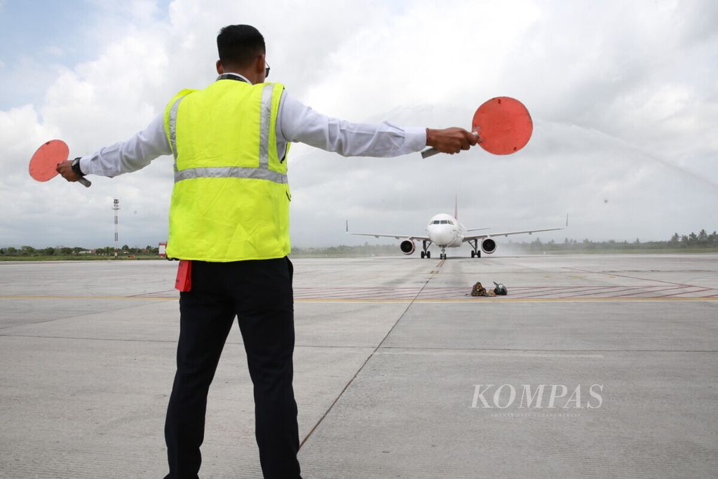 Pesawat Airbus A320 milik maskapai Batik Air rute Jakarta-Banyuwangi mendarat di Bandara Internasional Banyuwangi, Rabu (19/12/2018). 