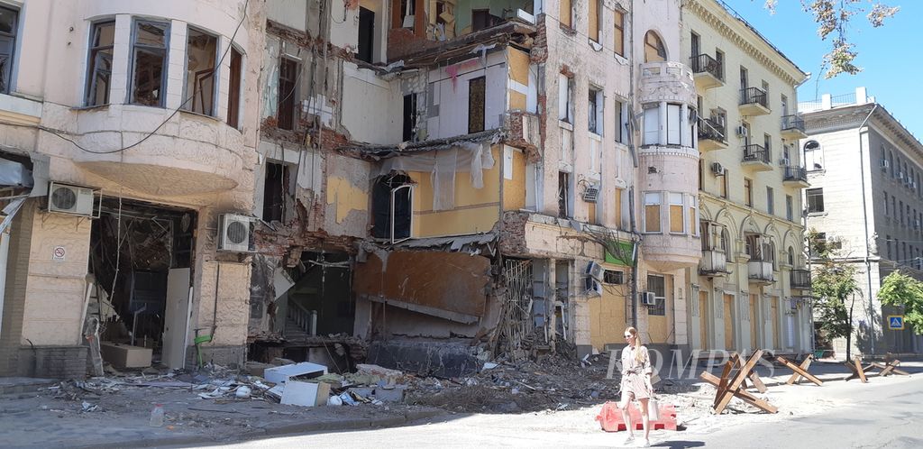 Bangunan hancur di pusat kota Kharkiv, Minggu (3/7/2022). Provinsi Ukraina yang berbatasan dengan Rusia ini salah daerah paling kerap kena serangan artileri medan dan serangan udara. 