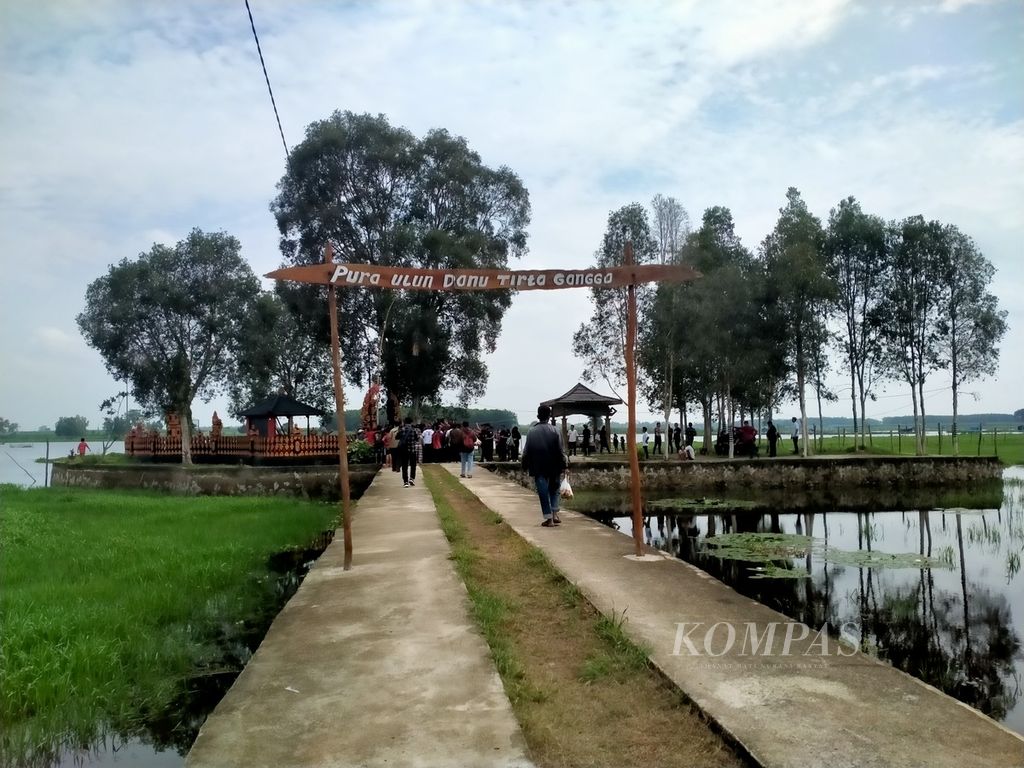 Pura Ulun Danu, Danau Tirta Gangga, Lampung Sidobinangun, Kecamatan Seputih Banyak, Lampung Tengah, Rabu (31/1/2024).