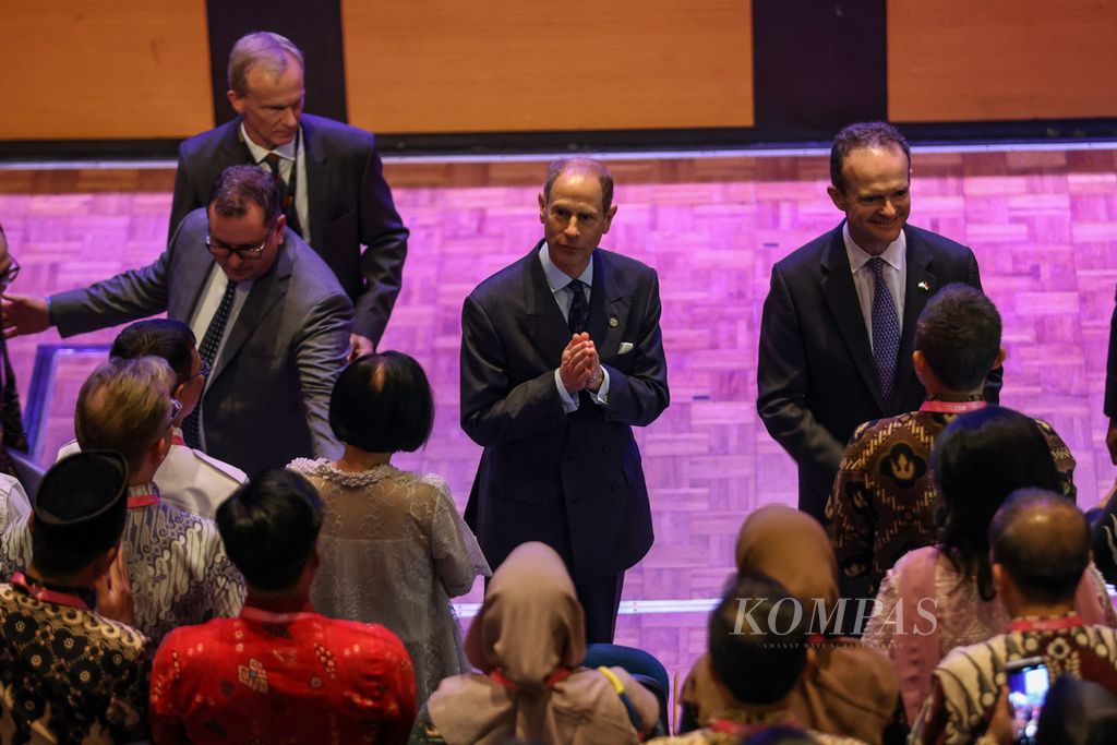 Pangeran Edward, Duke of Edinburgh (tengah), memberikan salam kepada para penerima undangan pada acara penganugerahan Gold Award, The Duke of Edinburgh’s International Award, di British School Jakarta (BSJ), Bintaro Jaya, Kota Tangerang Selatan, Provinsi Banten, Jumat (24/11/2023). 