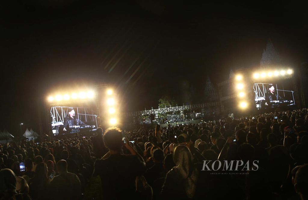 Suasana konser Dewa 19 bertajuk <i>Legends Never Die </i>di Candi Prambanan, Sleman, DI Yogyakarta, Sabtu (6/8/2022) malam.