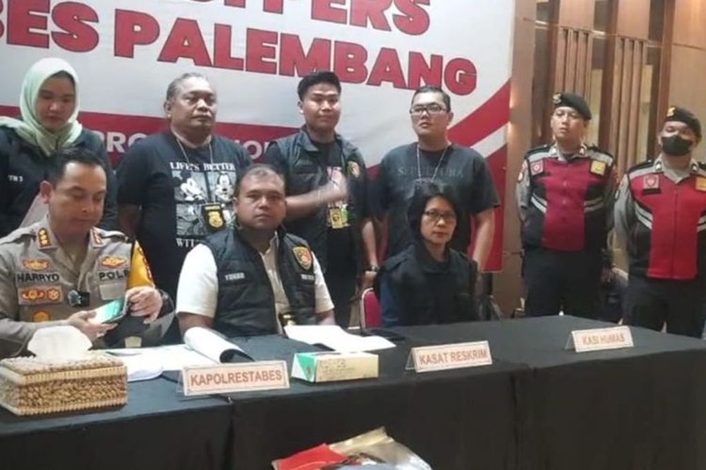 Kepala Kepolisian Resor Kota Besar Palembang Komisaris Besar Harryo Sugihhartono melakukan gelar perkara kasus pembunuhan dan pemerkosaan siswa SMP di Palembang, Sumatera Selatan, Rabu (4/9/2024).