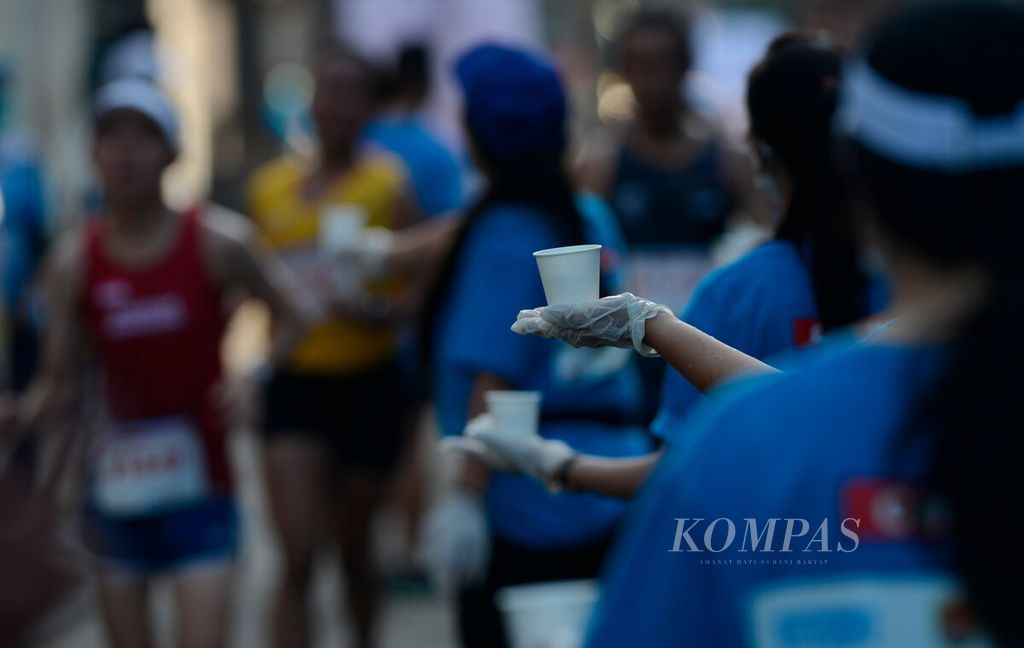 Petugas menyiapkan air minum bagi peserta Semarang 10K Powered by Isoplus di Kota Semarang, Kota Semarang, Jawa Tengah, 18 Desember 2022. Olahraga intensitas tinggi selama enam menit setiap hari dapat menunda timbulnya gangguan neurodegeneratif, seperti penyakit alzheimer dan parkinson. 