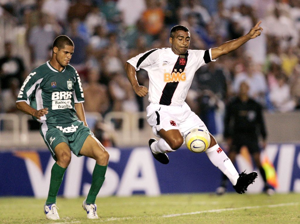 Pemain timnas Brasil yang bermain untuk klub Vasco da Gama, Romario Faria (kanan), berebut bola dengan pemain Gama, Augusto, pada laga Copa do Brasil di Rio de Janeiro, 4 April 2007. Romario mengumumkan keputusannya untuk pensiun pada 28 maret 2008, pada usia 42 tahun. 