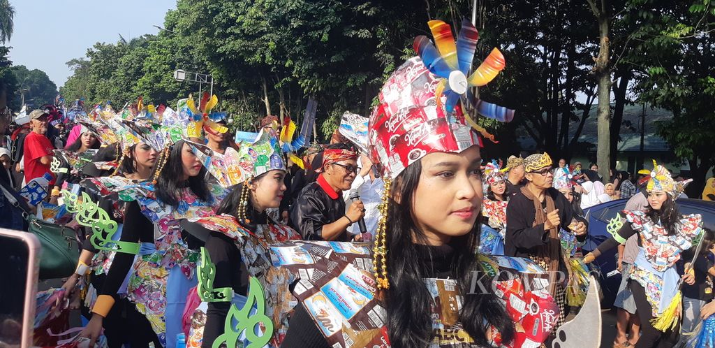 Penari dari Kecamatan Bogor Selatan mengenakan kostum dari sampah yang didaur ulang dalam pawai seni dalam rangka Hari Ulang Tahun Ke-541 Kota Bogor di Jalan Jenderal Sudirman, Kota Bogor, Jawa Barat, Minggu (4/6/2023).