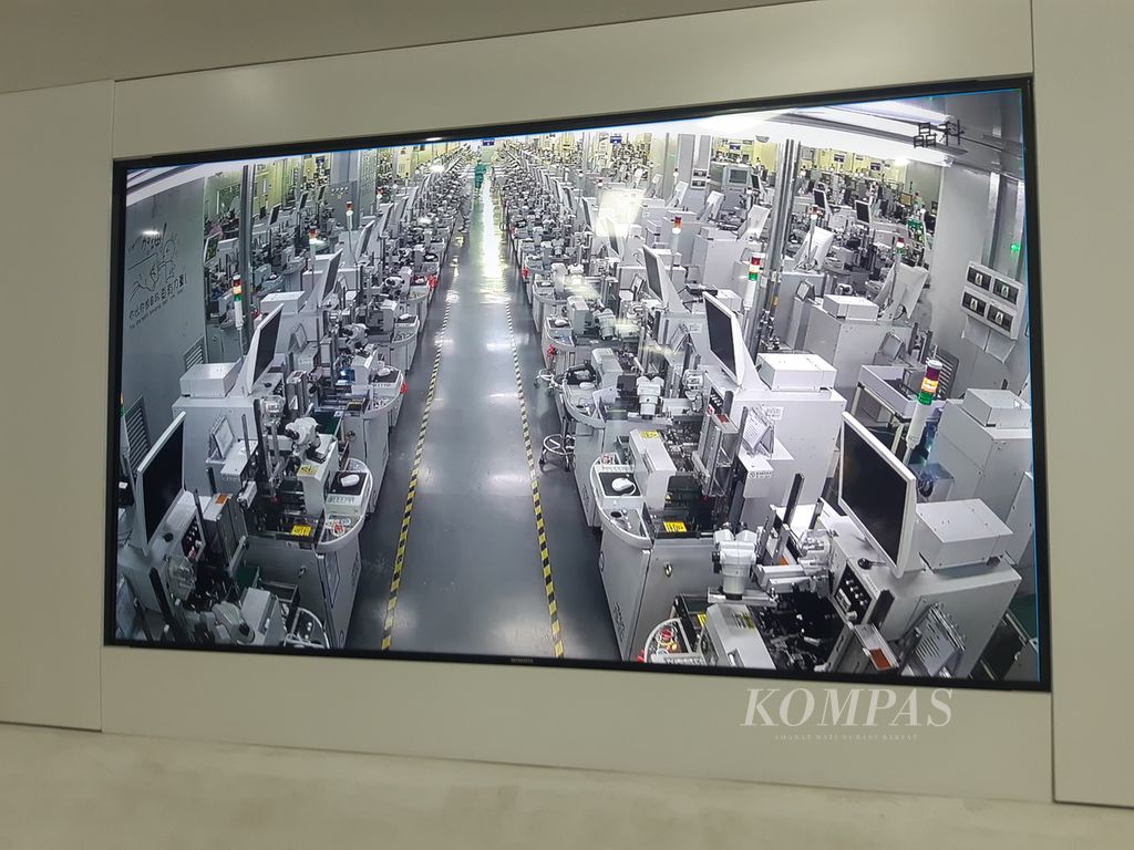 Gambaran proses produksi di APT Electronics, perusahaan produsen lampu <i>light emitting diode</i> (LED) di Guangzhou, Guangdong, China selatan, yang sudah sepenuhnya terotomasi.