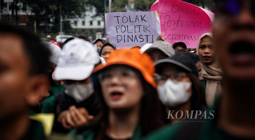 Aksi ratusan mahasiswa dari Badan Eksekutif Mahasiswa (BEM) saat menggelar demonstrasi menolak putusan Mahkamah Konstitusi (MK) di kawasan Patung Kuda Arjuna Wijaya, Jakarta, Jumat (20/10/2023). 