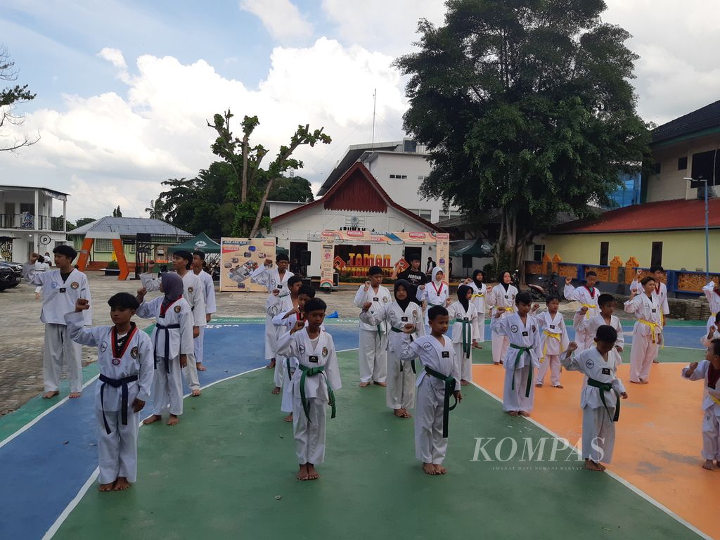 Anak-anak beraktivitas di halaman Rumah Asisten Wedana, salah satu bangunan cagar budaya di Kota Metro, Lampung, Sabtu (24/2/2024). 