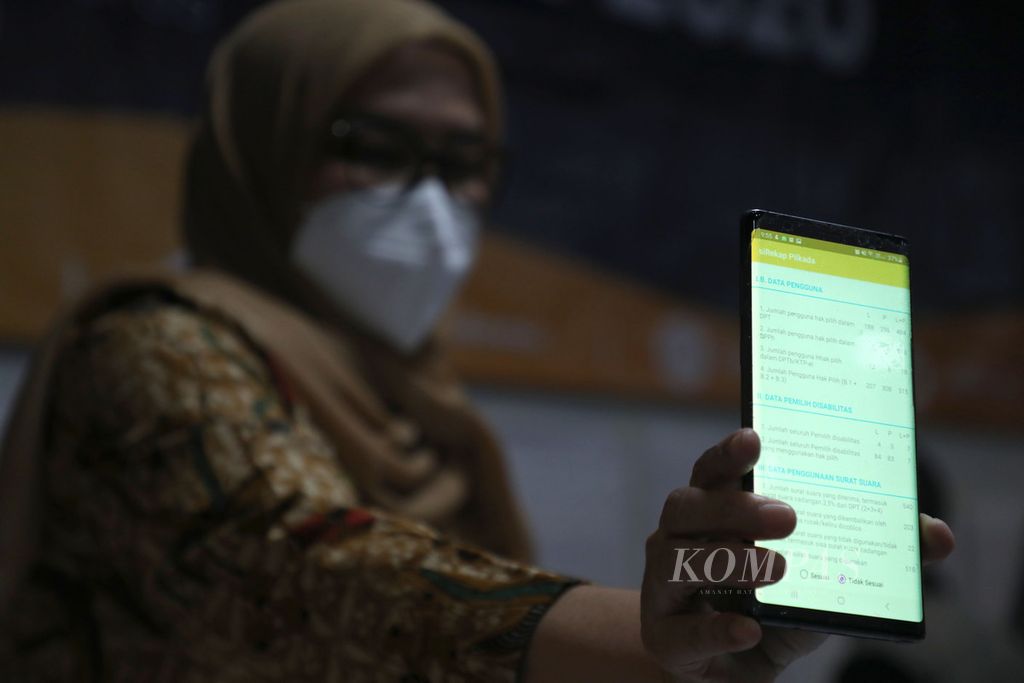Anggota Komisi Pemilihan Umum (KPU), Evi Novida Ginting Manik, menunjukkan Aplikasi Rekapitulasi Elektronik (Sirekap) pada pemilihan tahun 2020 saat uji coba aplikasi tersebut di kantor KPU, Jakarta, Selasa (25/8/2020). 