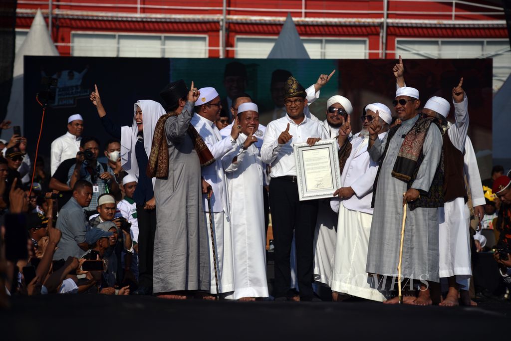 Anies Baswedan menerima Piagam Deklarasi Dukungan Ulama dan Habaib se-Sumatera Selatan dalam Kampanye Akbar di Benteng Kuto Besak, Palembang, Kamis (25/1/2024). 