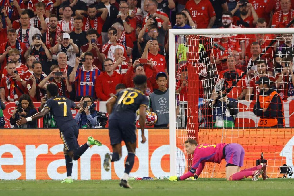 Real Madrid player, Vinicius Junior (left/number 7), celebrates a goal against Bayern Munich in the first leg of the Champions League semifinals in Munich, Germany, on Tuesday (30/4/2024).