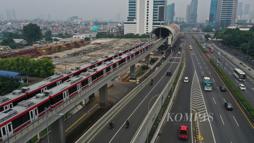 Kereta LRT Jabodebek diletakkan di sekitar Stasiun LRT Pancoran, Jakarta Selatan, Minggu (28/1/2022). Progres LRT Jabodebek telah mencapai 88,69 persen dan ditargetkan dapat beroperasi pada Agustus 2022. Pengoperasian LRT Jabodebek dilakukan secara otomatis tanpa masinis dan beroperasi mengikuti jadwal yang telah diunggah ke sistem peryinyalan di pusat kendali operasi. 