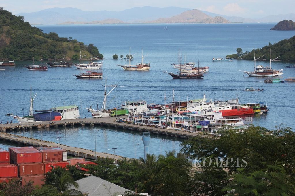 Kawasan Pelabuhan Labuan Bajo. Dari pelabuhan ini, wisatawan melakukan perjalanan menuju pulau-pulau di dalam kawasan TN Komodo.