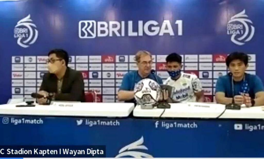 Tangkapan layar dari tayangan jumpa pers yang dihadiri Pelatih Persib Bandung Robert Rene Alberts (kedua dari kiri) bersama pemain Persib, Achmad Jufriyanto (kedua dari kanan), seusai laga Persipura Jayapura kontra Persib di Stadion Kapten I Wayan Dipta, Gianyar, Jumat (18/2/2022).