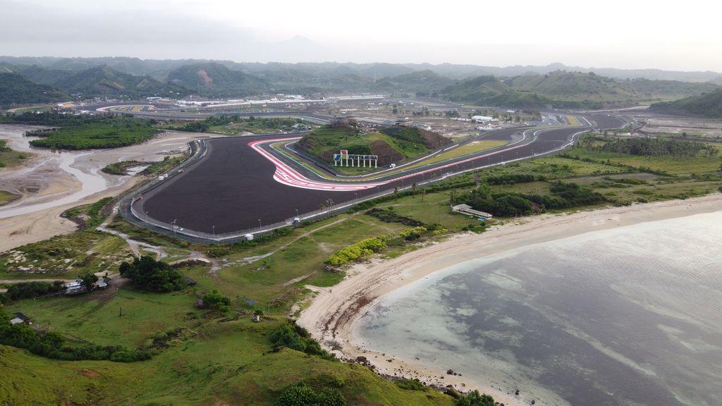 Sirkuit Mandalika dilihat dari Bukit Seger, Lombok Tengah, Nusa Tenggara Barat, Senin (14/2/2022), menjadi salah satu lokasi wisata yang bisa dikunjungi selama akhir pekan balapan MotoGP seri Indonesia di Sirkuit Mandalika, 18-20 Maret.
