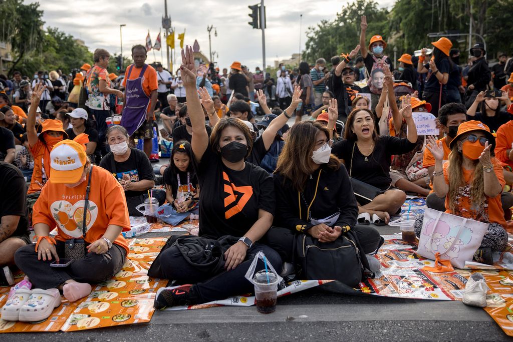 Para pendukung Partai Bergerak Maju (MFP) memberi salam tiga jari dalam unjuk rasa di Monumen Demokrasi menyusul skorsing pemimpin partai dan kandidat perdana menteri Pita Limjaroenrat di Bangkok, Thailand, Rabu (19/7/2023). 