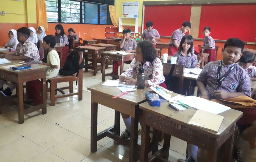 Anak-anak mengikuti pelajaran di kelas di SDN 3 Petamburan, Jakarta Pusat, DKI Jakarta, pada Kamis (3/11/2022). Kepatuhan menjalankan protokol kesehatan, seperti memakai masker dengan benar, kini mengendur. 
