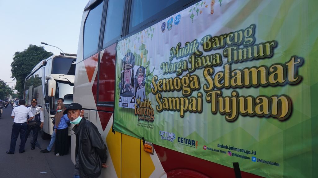 Suasana persiapan mudik gratis oleh Pemerintah Provinsi Jawa Timur di Surabaya, Rabu (19/4/2023).