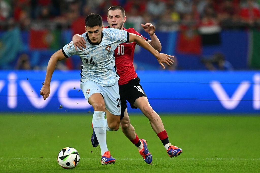 Bek Portugal, Antonio Silva, dan gelandang Georgia, Giorgi Chakvetadze, beraksi saat laga terakhir Grup F Piala Eropa 2024 antara Georgia dan Portugal, Kamis (27/6/2024) WIB, di Stadion AufSchalke Arena, Gelsenkirchen. 