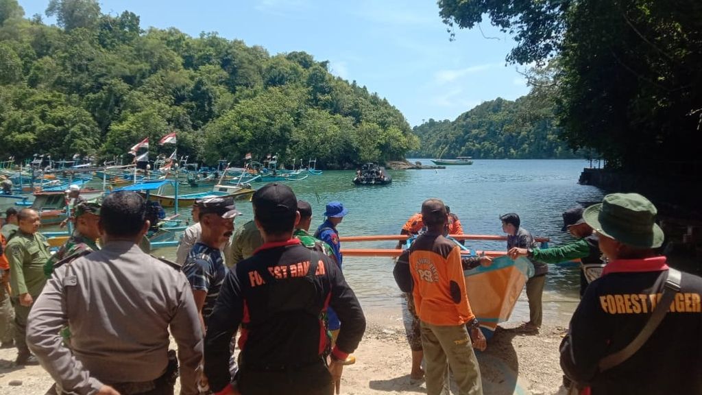 Tim gabungan mencari mahasiswa IPB yang hilang saat penelitian di Pulau Sempu, Kabupaten Malang, Jawa Timur. Korban akhirnya ditemukan Jumat (29/12/2023) pagi dalam kondisi meninggal.