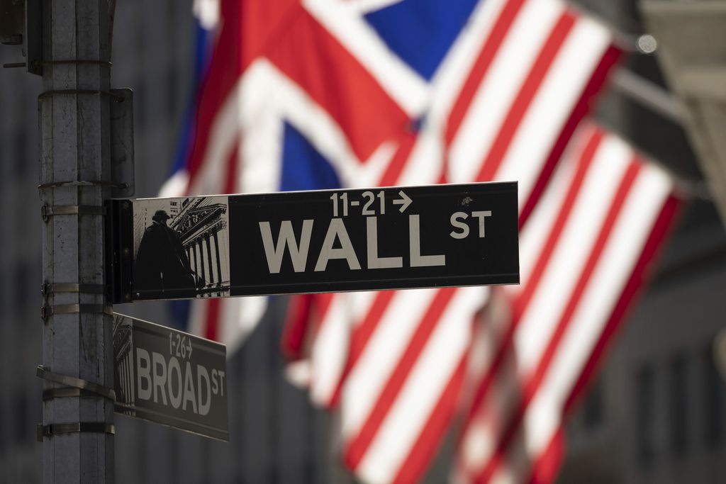 Papan petunjuk jalan Wall Street. Papan petunjuk itu berada di depan New York Stock Exchange. Foto diambil pada 16 September 2022.