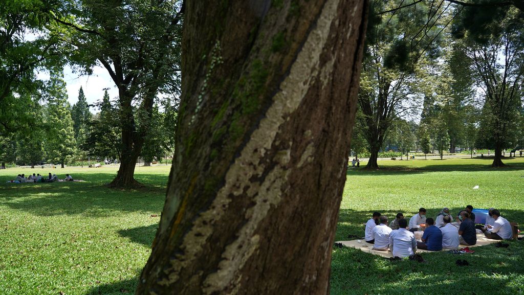 Suasana berkumpul untuk melakukan tradisi cucurak di Kebun Raya Bogor, Kota Bogor, Jawa Barat, Kamis (8/4/2021). Cucurak merupakan tradisi masyarakat Bogor menjelang bulan puasa dengan mengadakan makan bersama-sama dengan keluarga maupun kolega. 