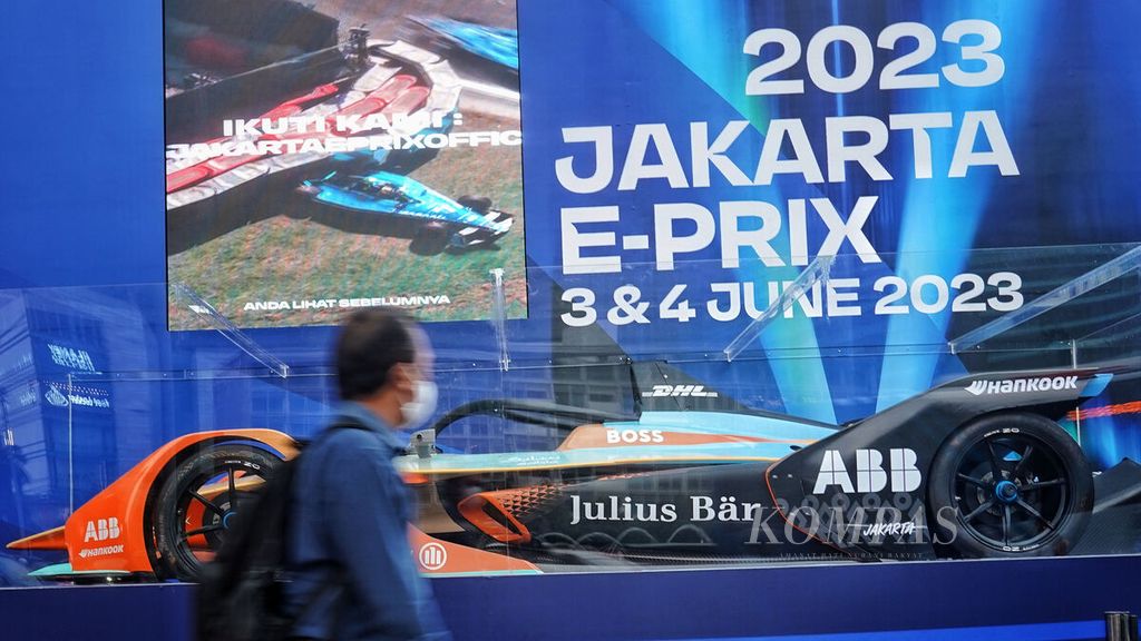 Sebuah replika mobil balap Formula E dipajang di salah satu sudut kawasan Bundaran Hotel Indonesia, Jakarta, Senin (27/3/2023). 