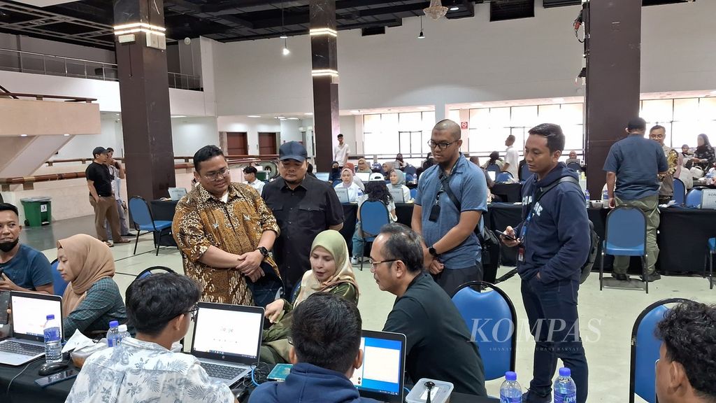Anggota KPU Mochammad Afifuddin dan Ketua Bawaslu Rahmat Bagja memantau proses verifikasi pemilih saat pemungutan suara ulang di Kuala Lumpur, Malaysia, Minggu (10/3/2024).