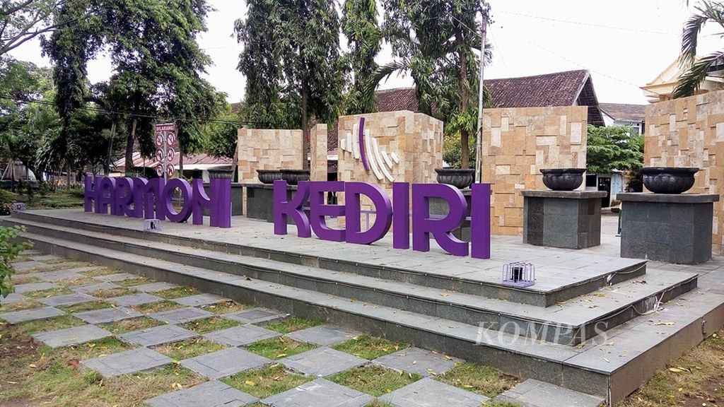 <i>Tagline</i> baru Harmoni Kediri menghiasi Taman Sekartaji di Mojoroto, Kota Kediri, Jawa Timur, seperti terlihat Kamis (26/1). Saat ini Kediri tengah merenovasi dan membangun ruang publik baru bagi warganya. 