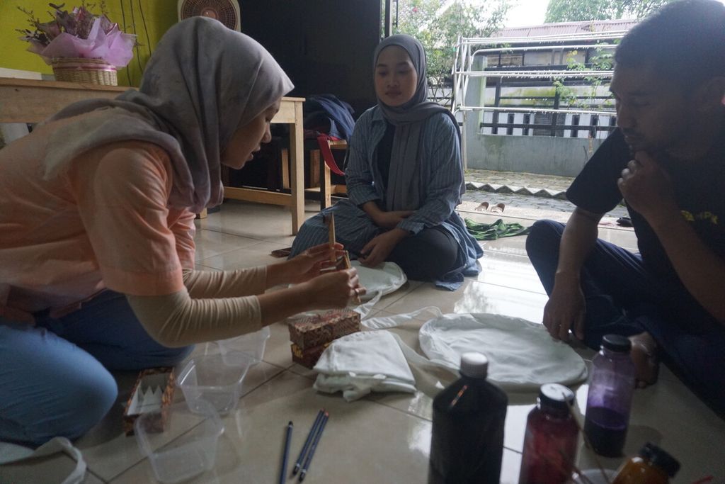 Ellen (kiri) memberi arahan kepada peserta membatik di Workspace Rumah Batik R, di Watumas, Purwokerto Utara, Sabtu (1/4/2023).