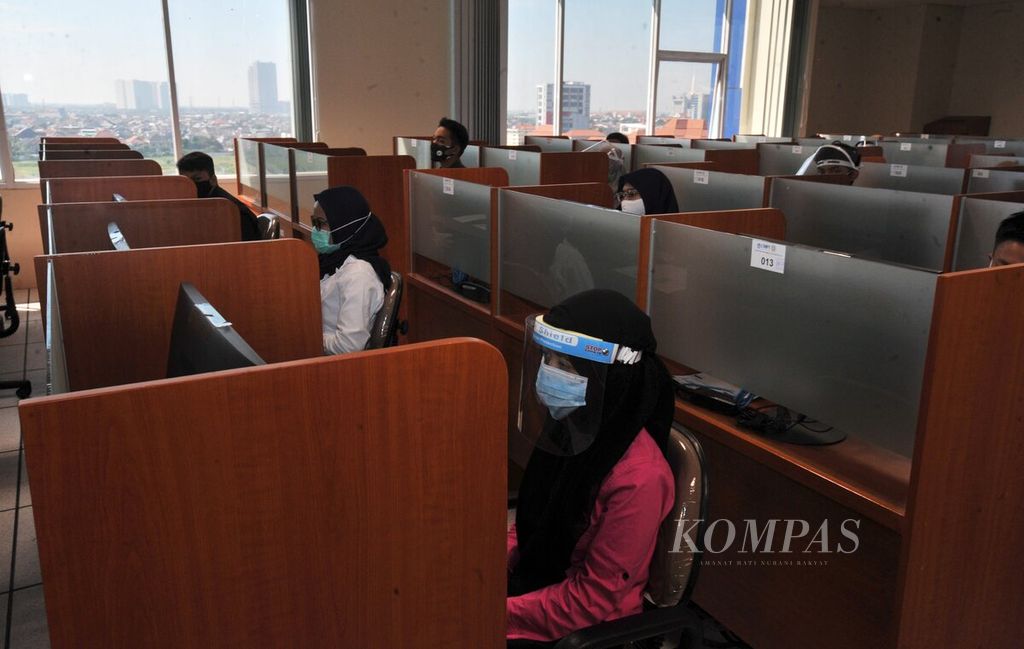 Peserta ujian tulis berbasis komputer (UTBK)-seleksi bersama masuk perguruan tinggi negeri (SBMPTN) menunggu waktu dimulainya ujian di Universitas Airlangga, Surabaya, Jawa Timur, Minggu (5/7/2020). Menurut data Lembaga Tes Masuk Perguruan Tinggi (LTMPT) total peserta UTBK-SBMPTN 703.875. Jumlah ini terdiri dari 579.069 peserta tes gelombang I dan 124.806 orang peserta tes gelombang II.