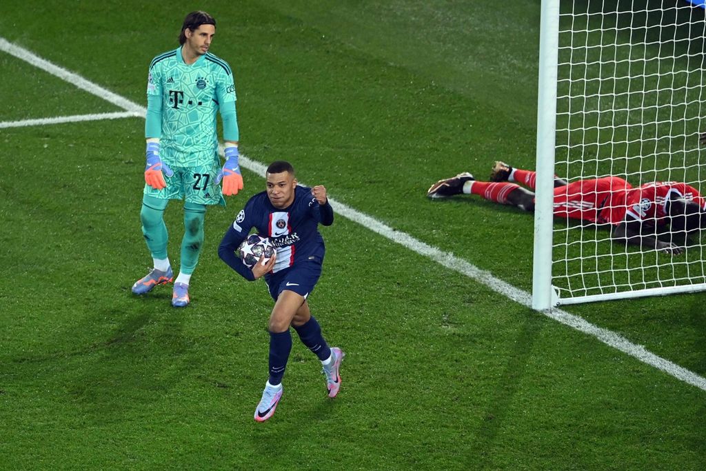 Penyerang Paris Saint-Germain, Kylian Mbappe, merayakan gol yang kemudian dibatalkan wasit karena <i>offside</i> pada laga pertama babak 16 besar Liga Champions Eropa antara PSG dan Bayern Muenchen di Stadion Parc des Princes, Paris, Rabu (15/2/2023) dini hari WIB. 