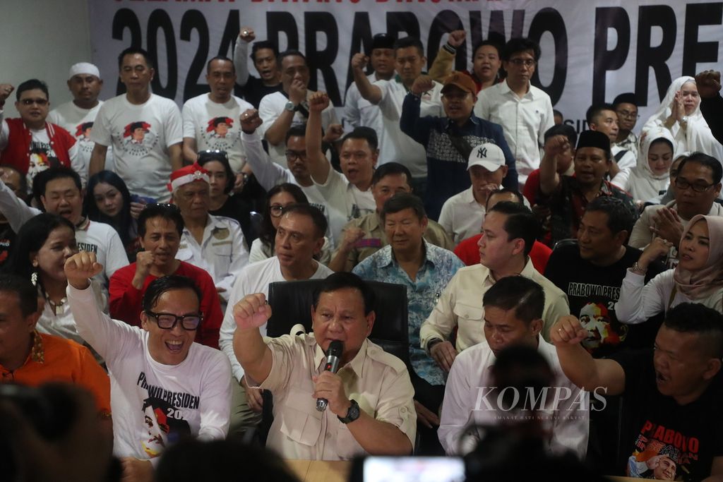 Bakal calon presiden dari Partai Gerindra, Prabowo Subianto (kedua dari kiri), dan Ketua Umum Prabowo Mania 08 Immanuel Ebenezer (kiri) bersorak seusai memberikan sambutan di rumah pemenangan sukarelawan Prabowo, Menteng, Jakarta Pusat, Selasa (15/8/2023).