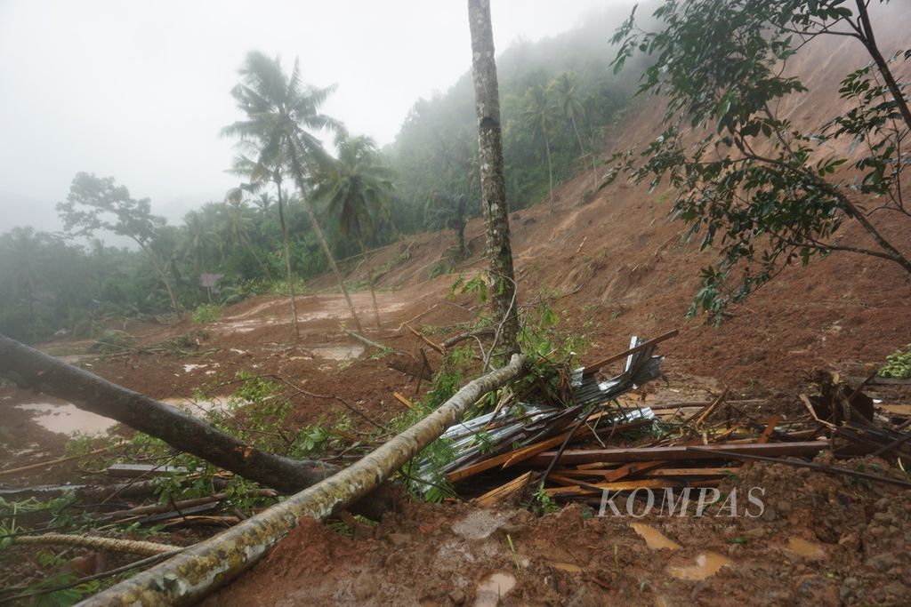 Hujan deras pada Rabu (10/2/2021) pagi menghambat proses pencarian korban longsor di Desa Kalijering, Kecamatan Padureso, Kabupaten Kebumen, Jawa Tengah. Tiga orang tertimbun dalam kejadian ini.