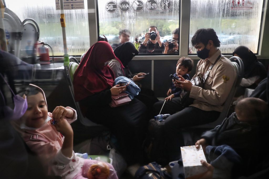 WNI dari Sudan menunggu di dalam bus di Bandara Internasional Soekarno-Hatta, Tangerang, Banten, Jumat (28/4/2023). Sebanyak 385 WNI tiba di Indonesia setelah dievakuasi dari Sudan imbas konflik bersenjata yang terjadi di negara tersebut. Pemulangan ratusan WNI ini merupakan proses evakuasi tahap pertama yang diterbangkan dari Jeddah, Arab Saudi. Mereka terdiri dari 248 perempuan, 137 laki-laki, dan 43 anak-anak. ADRYAN YOGA PARAMADWYA (Z20) 28-04-2023