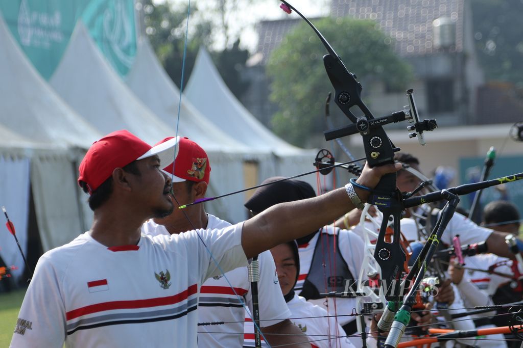 Atlet panahan paralimpiade Indonesia, Kholidin, berlatih di arena panahan ASEAN Para Games 2022 di Lapangan Kota Barat, Solo, Jawa Tengah, Jumat (29/7/2022). Kholidin, yang tampil di nomor <i>recurve </i>klasifikasi berdiri (<i>standing</i>), menjadi salah satu andalan tim panahan Indonesia. 