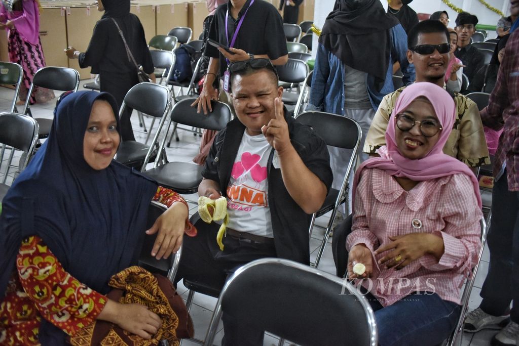 Siswa Yayasan Pendidikan Anak Cacat (YPAC) Palembang, Reka Okta Pratama (15), bersama dua gurunya usai tampil dalam Pentas Seni Disabilitas bertema Disability Creativy di Palembang, Sumatera Selatan, Minggu (3/12/2023). 