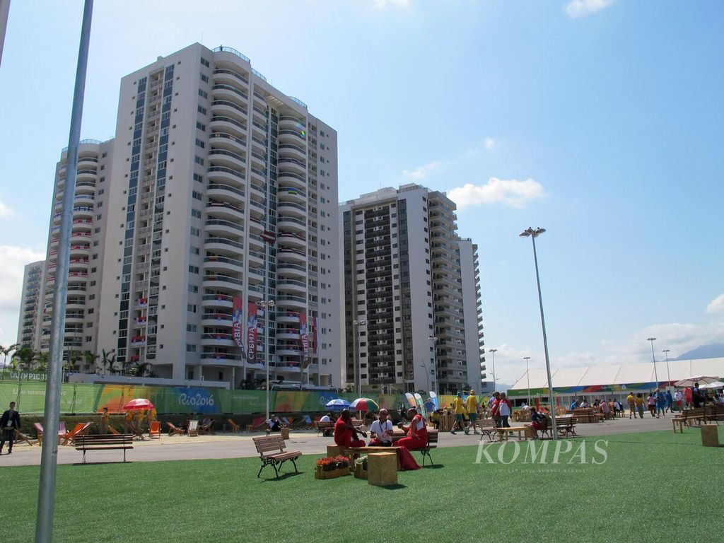 Sebuah taman disediakan di perkampungan atlet Olimpiade Rio de Janeiro, 5 Agustus 2016. Di taman yang juga disediakan kios makanan dan toko suvenir ini, para atlet bisa rileks, bertemu atlet lainnya, dan belanja.