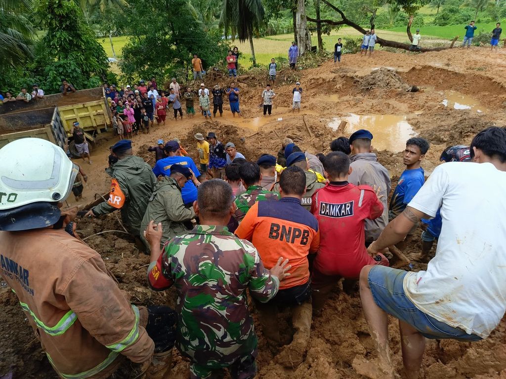 Proses evakuasi korban meninggal yang tertimbun longsoran di Kabupaten Padang Pariaman, Sumatera Barat, Jumat (8/3/2024). 