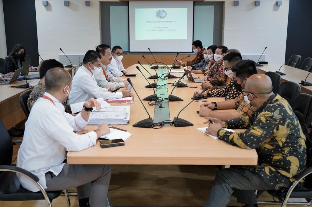 Proses dialog dilakukan antara tim Satgas Penanganan Koperasi Bermasalah dan para pengurus KSP Intidana di kantor Kementerian Koperasi dan UKM, Jakarta, Senin (31/1/2022). (Arsip Kementerian Koperasi dan UKM)