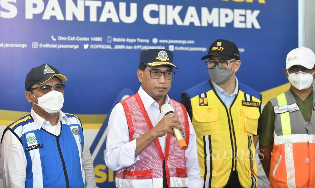 Menteri Perhubungan Budi Karya Sumadi memberikan keterangan di pos pantau GT Cikampek Utama, Karawang, Jawa Barat, Minggu (8/5/2022). 