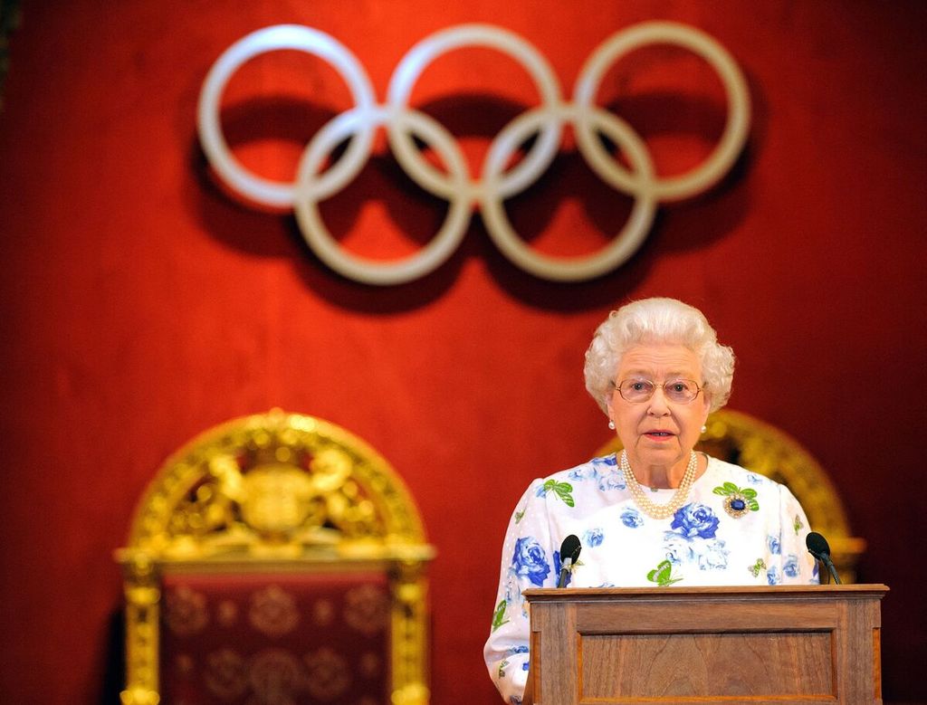 Ratu Elizabeth II berbicara saat menjamu anggota Komite Olimpiade Internasional (IOC) di Istana Buckingham Palace, London, pada arsip foto 23 Juli 2012 ini, empat hari menjelang upacara pembukaan Olimpiade London 2012.